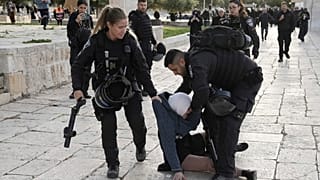 Blitz della polizia israeliana nella moschea di al-Aqsa