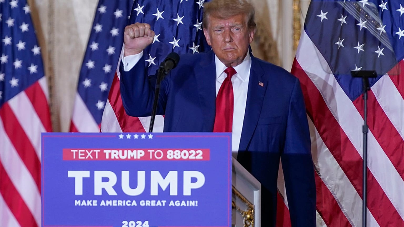 Trump, New York’taki mahkemede hakim karşısına çıktıktan sonra döndüğü Florida’daki malikanesinde kameraların önüne geçerek değerlendirmelerde bulundu