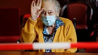 مارغريت مويي مسنة تبلغ من العمر 94 عاما في دار رعاية المسنين في كايسسبيرج، شرق فرنسا.