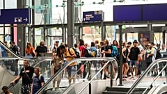 Menschen betreten den Zug am Hauptbahnhof in Berlin, Deutschland.  