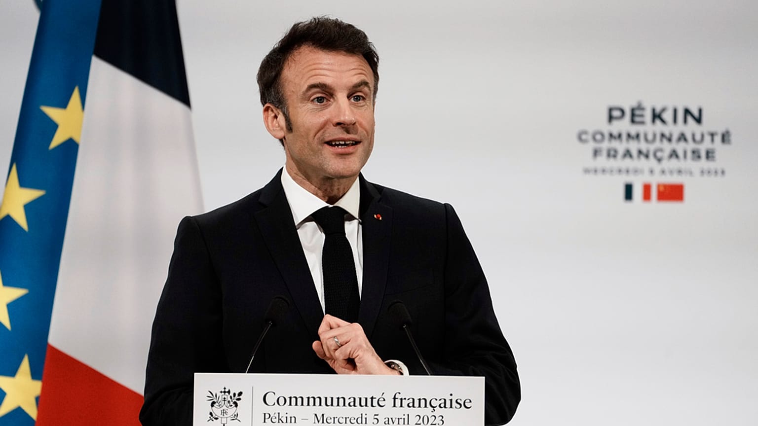 Macron all'incontro con la comunità francese di Pechino. (5.4.2023)