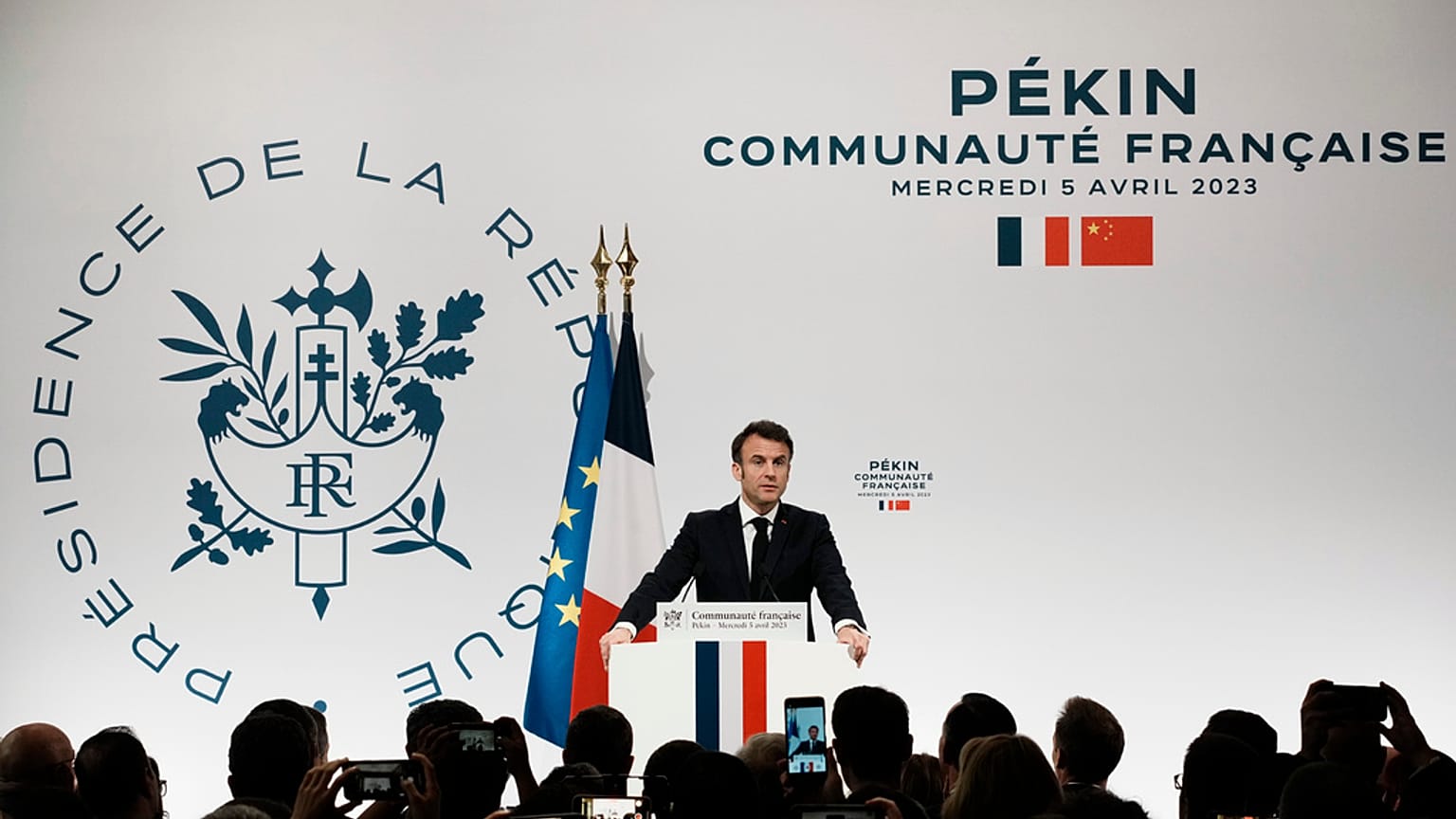 Emmanuel Macron ist in Peking. 