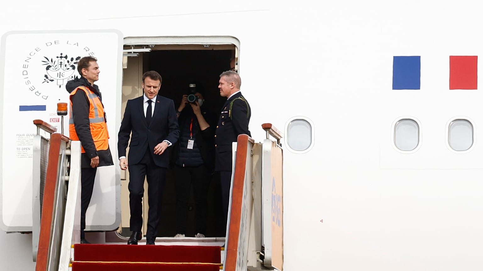 Macron à chegada a Pequim