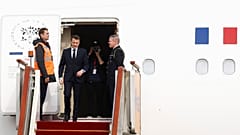 Macron à chegada a Pequim