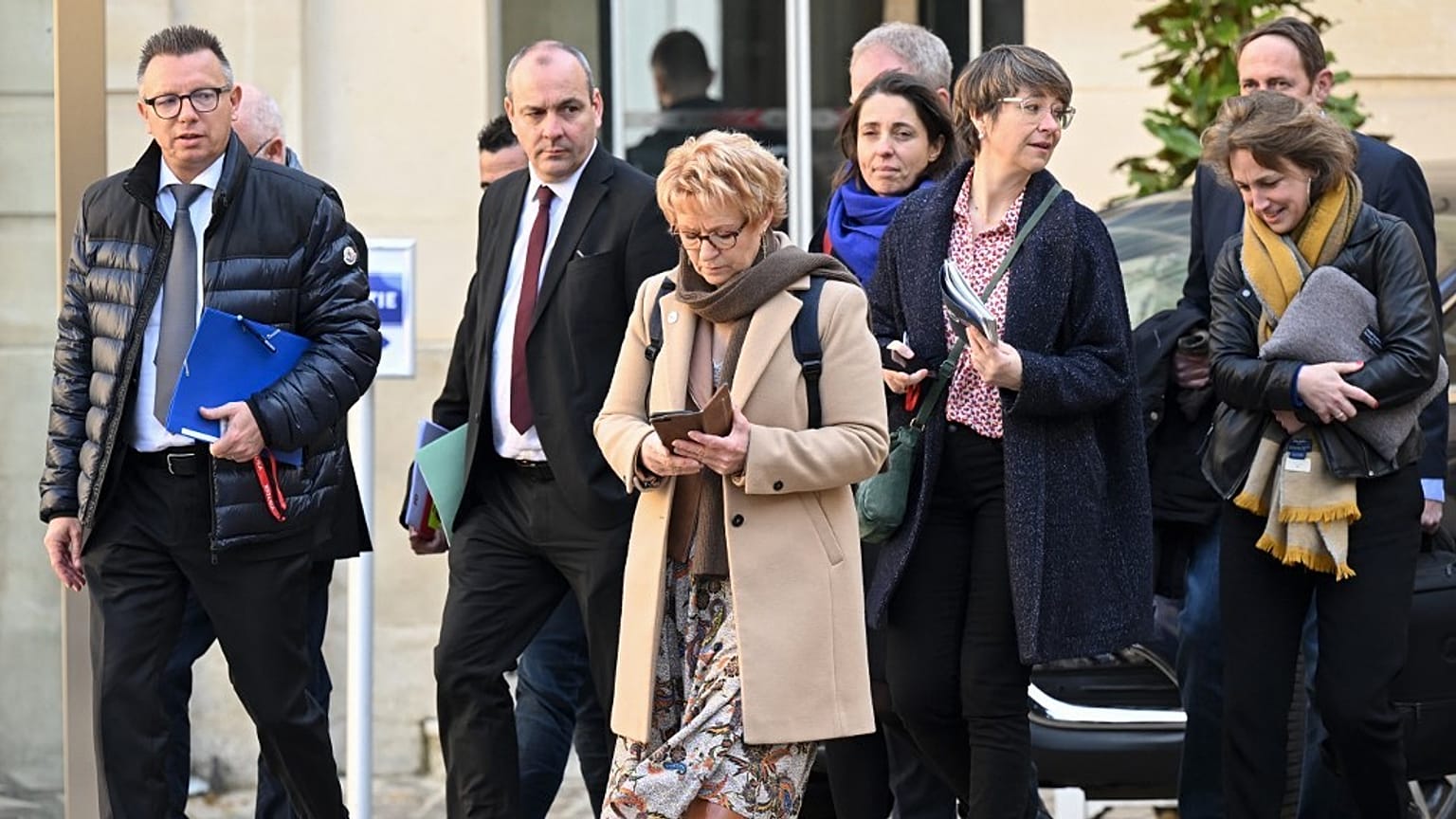 Les représentants des huit principaux syndicats français arrivent à Matignon pour échanger avec le gouvernement sur la réforme des retraites.