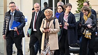 Les représentants des huit principaux syndicats français arrivent à Matignon pour échanger avec le gouvernement sur la réforme des retraites.