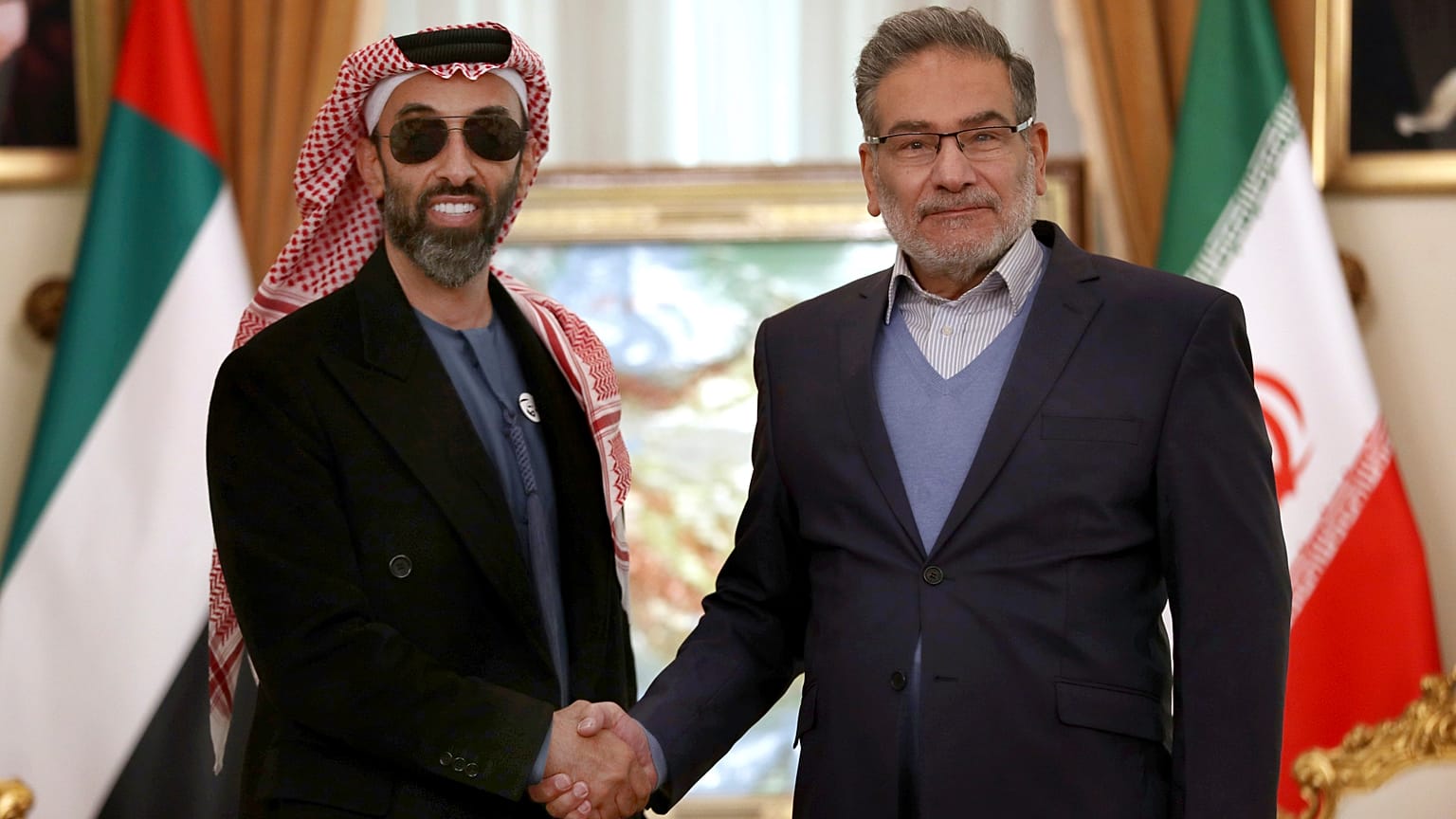 أمين المجلس الأعلى للأمن القومي الإيراني علي شمخاني (يمين) والشيخ طحنون بن زايد آل نهيان مستشار الأمن القومي لدولة الإمارات 