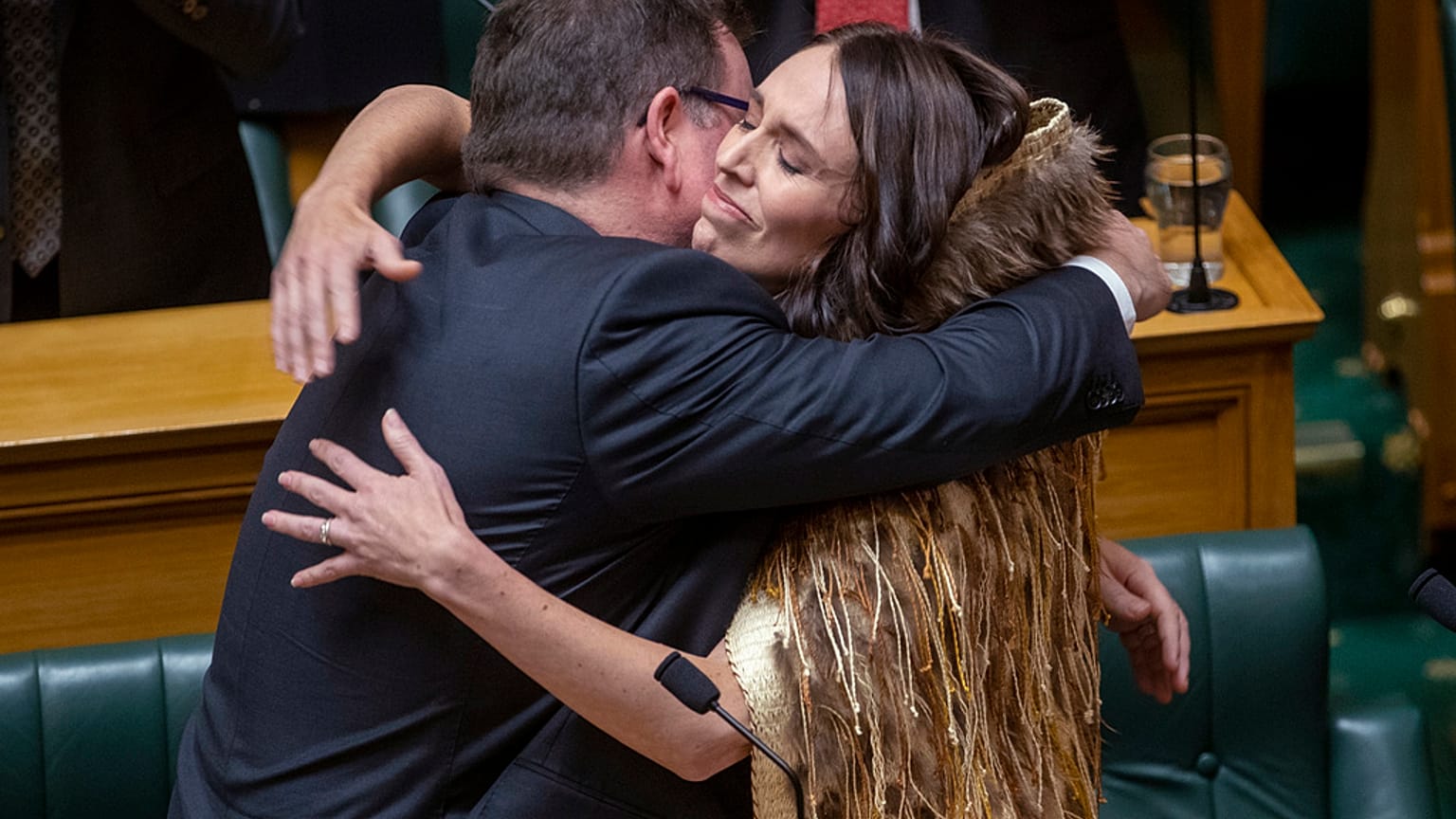 Jacinda Ardern hat am Ende der Abschiedsrede alle Abgeordneten umarmt