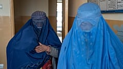 مادران افغان همراه با نوزادانی که از سوءتغذیه رنج می برند، منتظر دریافت کمک و معاینه هستند