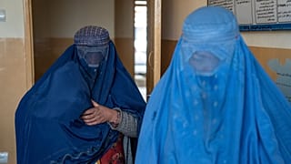 مادران افغان همراه با نوزادانی که از سوءتغذیه رنج می برند، منتظر دریافت کمک و معاینه هستند