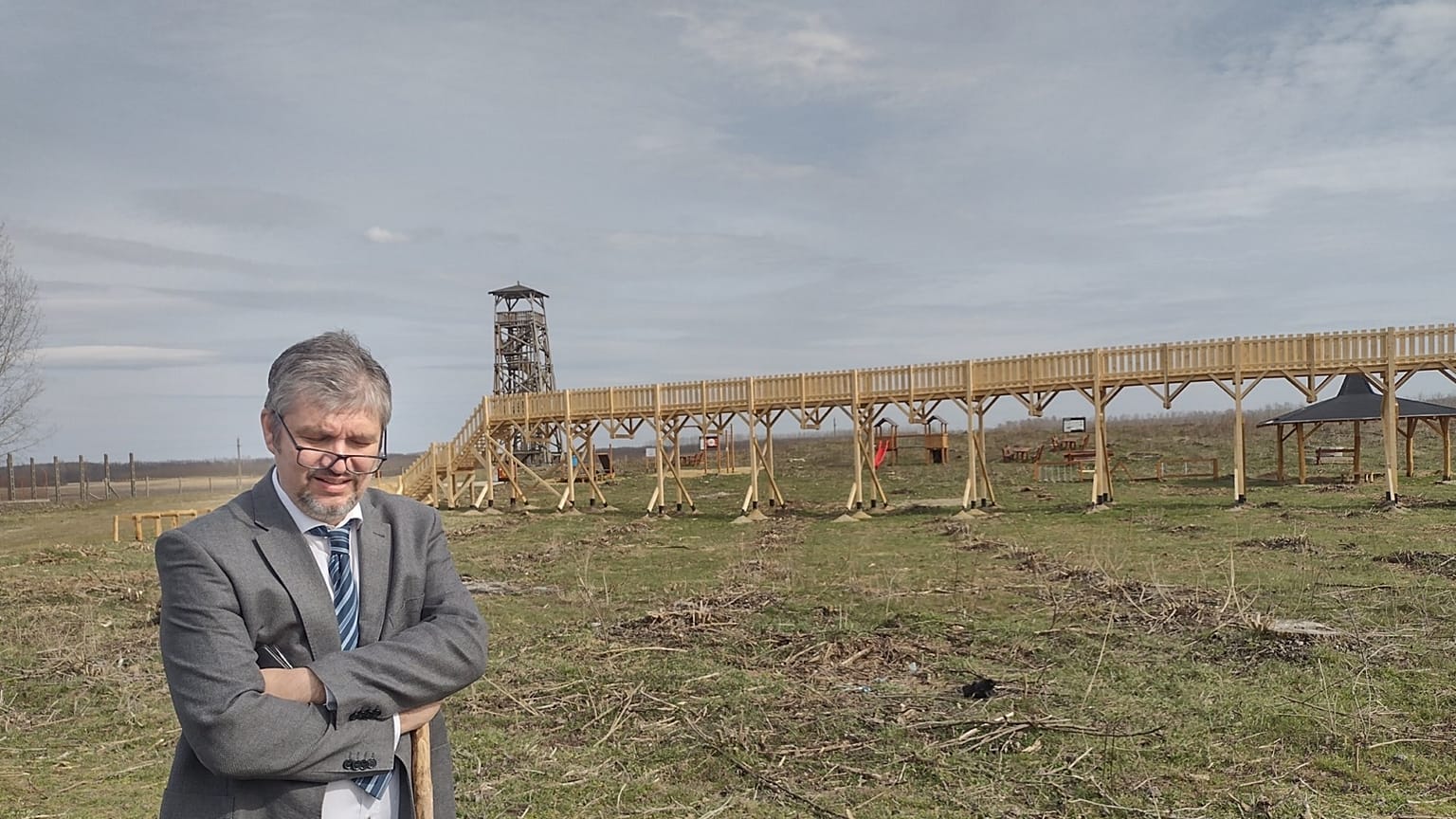 Hadházy Ákos független képviselő az ominózus lombkoronasétány előtt