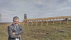 Hadházy Ákos független képviselő az ominózus lombkoronasétány előtt