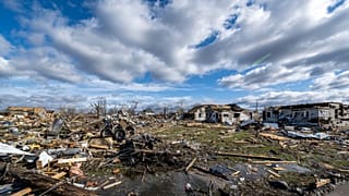 Rasto de destruição depois da passagem de um tornado