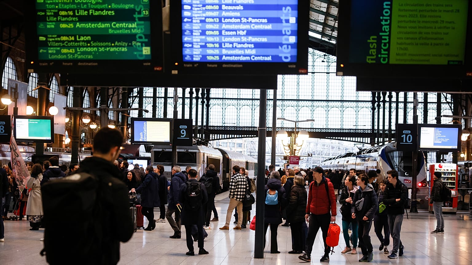 Reisende gehen am 23. März am Pariser Bahnhof Gare du Nord spazieren, dem Tag der landesweiten Streiks und Proteste gegen die von der Regierung geplante Rentenreform. 