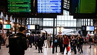 Reisende gehen am 23. März am Pariser Bahnhof Gare du Nord spazieren, dem Tag der landesweiten Streiks und Proteste gegen die von der Regierung geplante Rentenreform.