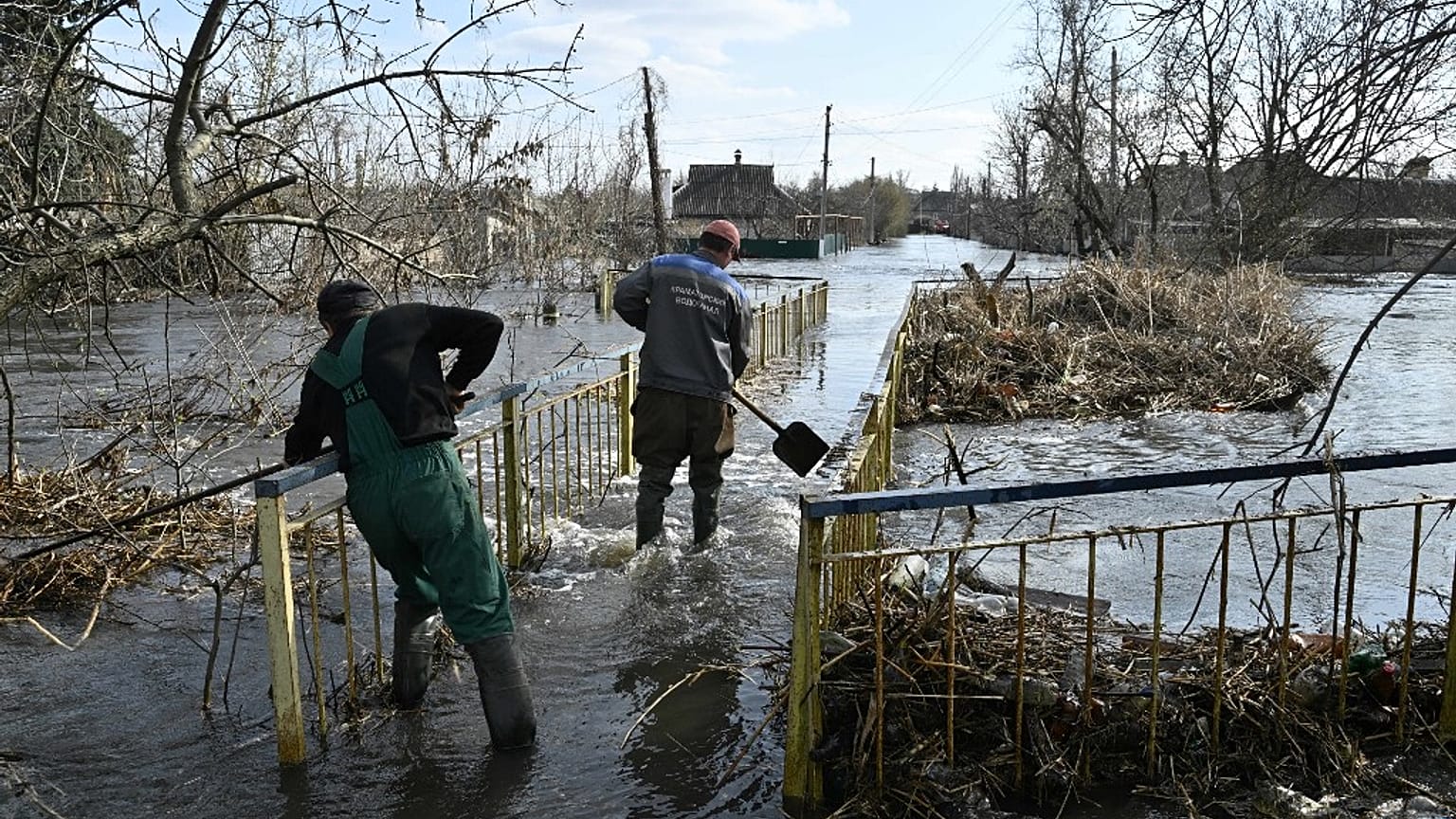 Funcionários municipais trabalham na cidade de Kramatorsk