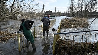 Funcionários municipais trabalham na cidade de Kramatorsk