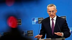 Ο Γενς Στόλτενμπεργκ στο ΝΑΤΟ στο τέλος της Συνόδου των ΥΠΕΞ της Συμμαχίας. 