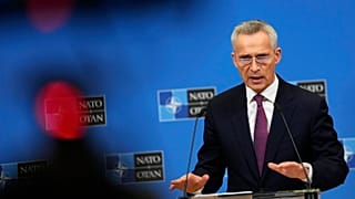 Jens Stoltenberg, a NATO főtitkára brüsszeli sajtótájékoztatóján