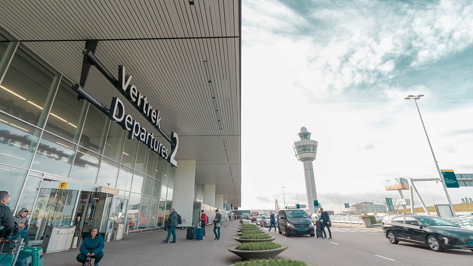 Plenty of European airports are close enough to city centres that you can organise your own sightseeing trip while waiting for your next flight.