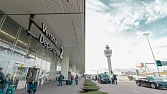Plenty of European airports are close enough to city centres that you can organise your own sightseeing trip while waiting for your next flight.