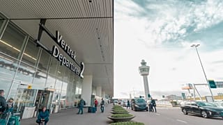 Plenty of European airports are close enough to city centres that you can organise your own sightseeing trip while waiting for your next flight.