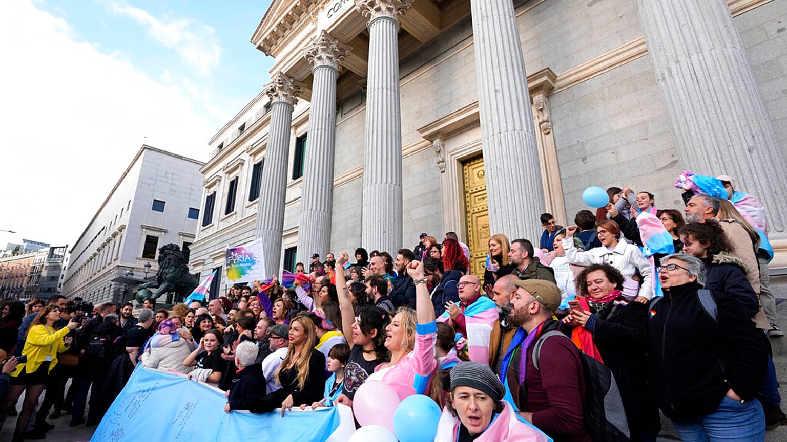 Menschen feiern das neue Transgender-Gesetz auf den Stufen des Parlaments in Madrid, 22. Dezember 2022