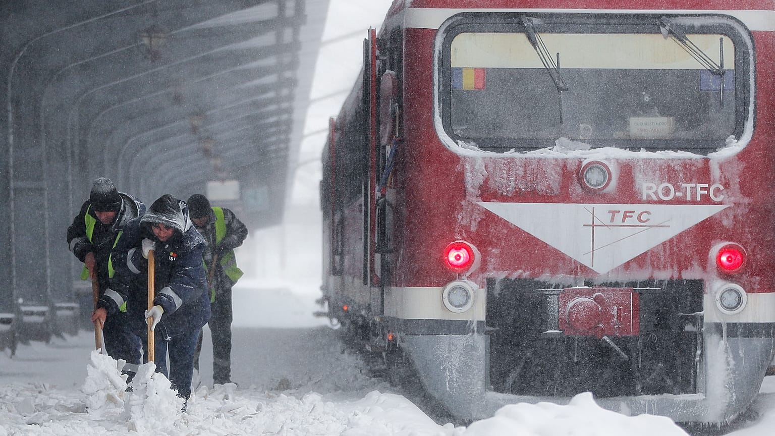 In Rumänien mussten neben Straßen auch Bahnhöfe freigeschaufelt werden