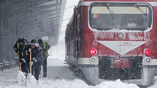 In Rumänien mussten neben Straßen auch Bahnhöfe freigeschaufelt werden