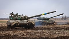 Άρματα μάχης του ουκρανικού στρατού ασκούνται καθώς οι στρατιώτες ελέγχουν την ετοιμότητα του εξοπλισμού για την ανάπτυξη μάχης, σε στρατιωτική βάση στην περιοχή Ζαπορίζια