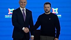Andrzej Duda lengyel (b) és Volodimir Zelenszkij (j) ukrán elnök