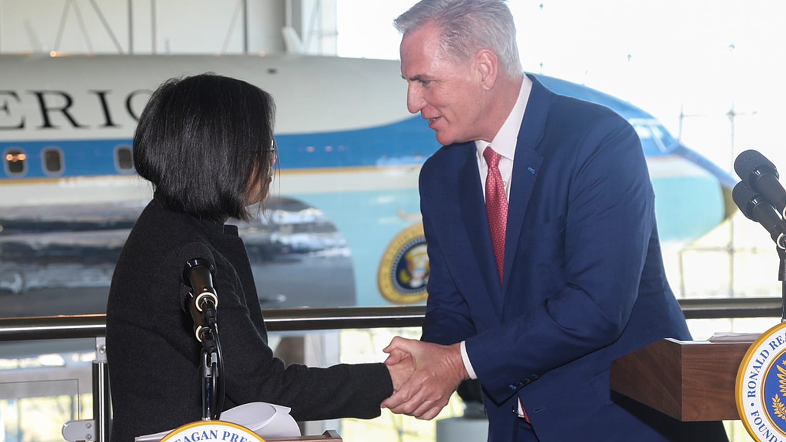 El presidente de la Cámara de Representantes Kevin McCarthy y la presidenta de Taiwán, Tsai Ing-wen en California, el miércoles 5 de abril de 2023.