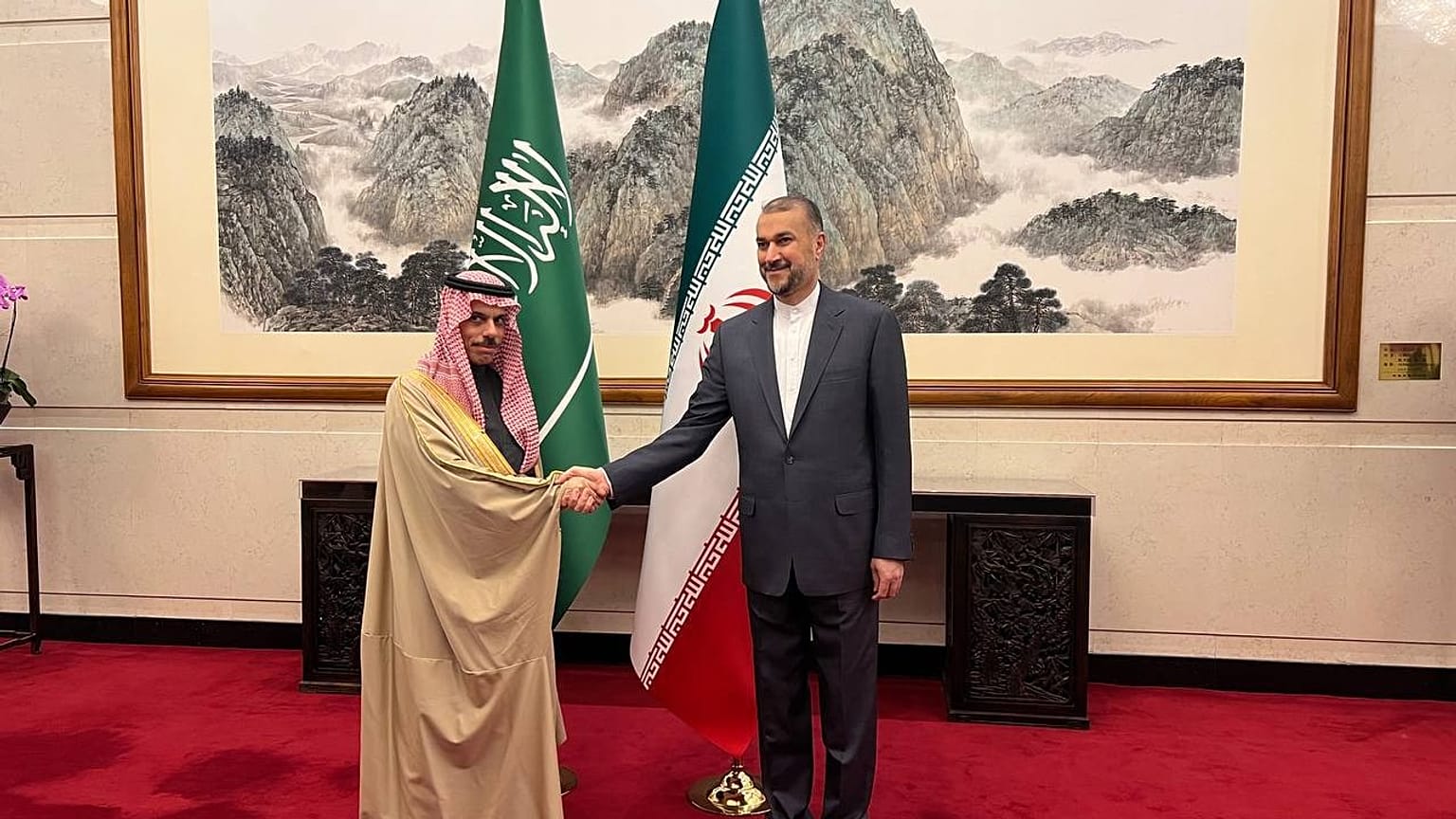لقاء عبد اللهيان وبن فرحان في بكين