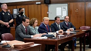 ترامپ در دادگاه به تاریخ چهارم آوریل ۲۰۲۳.