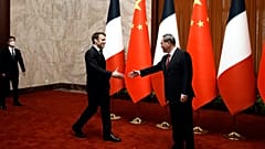 Emmanuel Macron, francia elnök (b) és a kínai miniszterelnök, Li Csiang (j) Pekingben