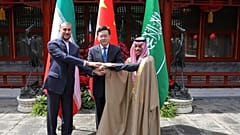 El ministro de Asuntos Exteriores de Irán, Hossein Amirabdollahian, su homólogo saudí, el príncipe Faisal bin Farhan Al Saud, y su homólogo chino, Qin Gang, en Pekín, 6/4/2023