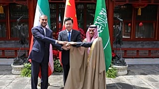 El ministro de Asuntos Exteriores de Irán, Hossein Amirabdollahian, su homólogo saudí, el príncipe Faisal bin Farhan Al Saud, y su homólogo chino, Qin Gang, en Pekín, 6/4/2023