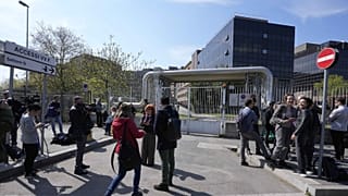 Újságírók várakoznak a milánói San Raffaele kórház előtt