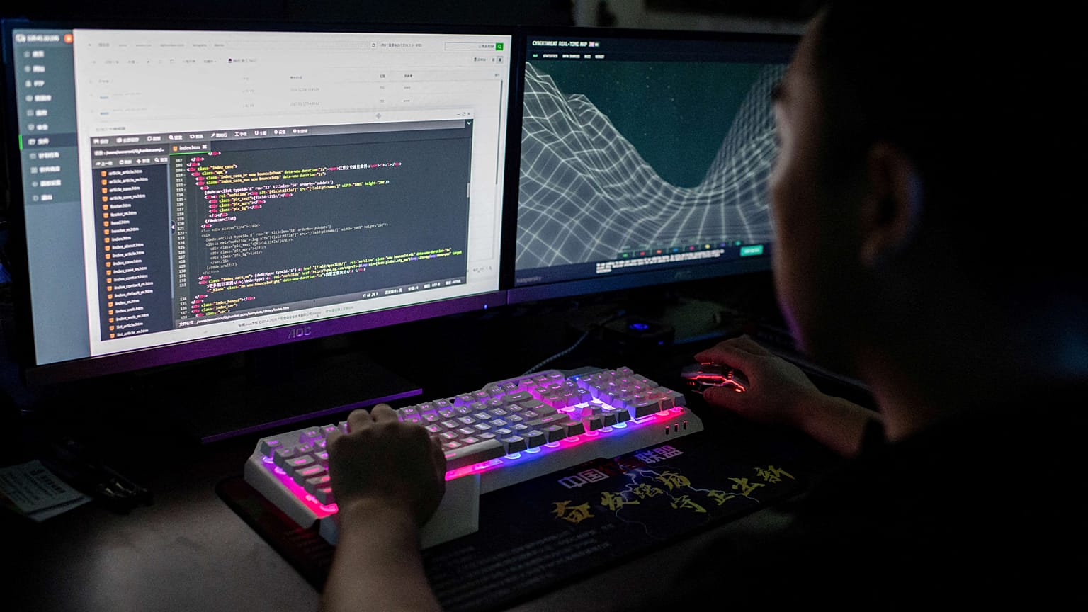 Un membre d'un groupe de hackers utilise un site de cyberattaques.