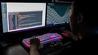 Un membre d'un groupe de hackers utilise un site de cyberattaques.