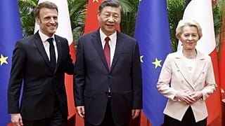 Hszi Csin-ping kínai elnök (középen), francia kollégájával, Emmanuel Macronnal és Ursula von der Leyennel, az Európai Bizottság elnökével találkozott Pekingben