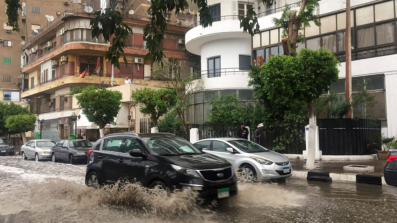 سيارة تسير في شارع غمرته المياه بعد هطول أمطار غزيرة في حي الزمالك في القاهرة، مصر، الخميس ، 12 مارس/آذار 2020.
