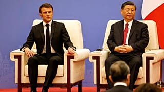 El presidente francés, Emmanuel Macron, a la izquierda, y el presidente chino, Xi Jinping, participan en una reunión del consejo empresarial franco-chino en Pekín.