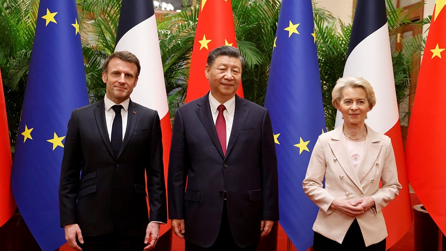Emmanuel Macron, presidente francês, com homólogo chinês, Xi Jinping, e presidente da Comissão Europeia, Ursula von der Leyen, em Pequim, China