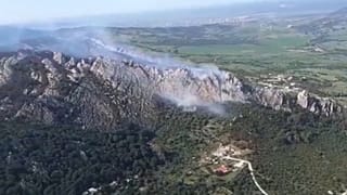 Im Süden in dem Berggebiet bei Tarifa in der Region Cádiz breiteten sich Feuer aus.