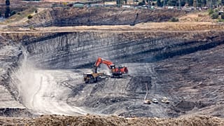 Weltweit sind noch mehr als 2.400 Kohlekraftwerke in Betrieb. Alle müssen in den nächsten 17 Jahren abgeschaltet werden, wenn die Welt ihre Klimaziele erreichen will.  