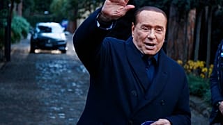 L'ex-Premier ministre italien Silvio Berlusconi fait signe à la presse après une réunion avec les leaders de droite conservatrice (23-12-2021)