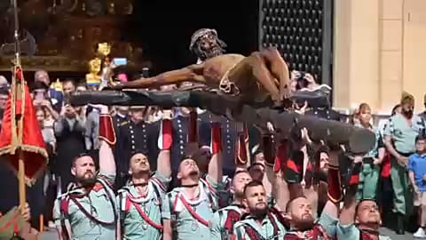 Los Legionarios portando a pulso la figura del Cristo de la Buena Muerte y Ánimas