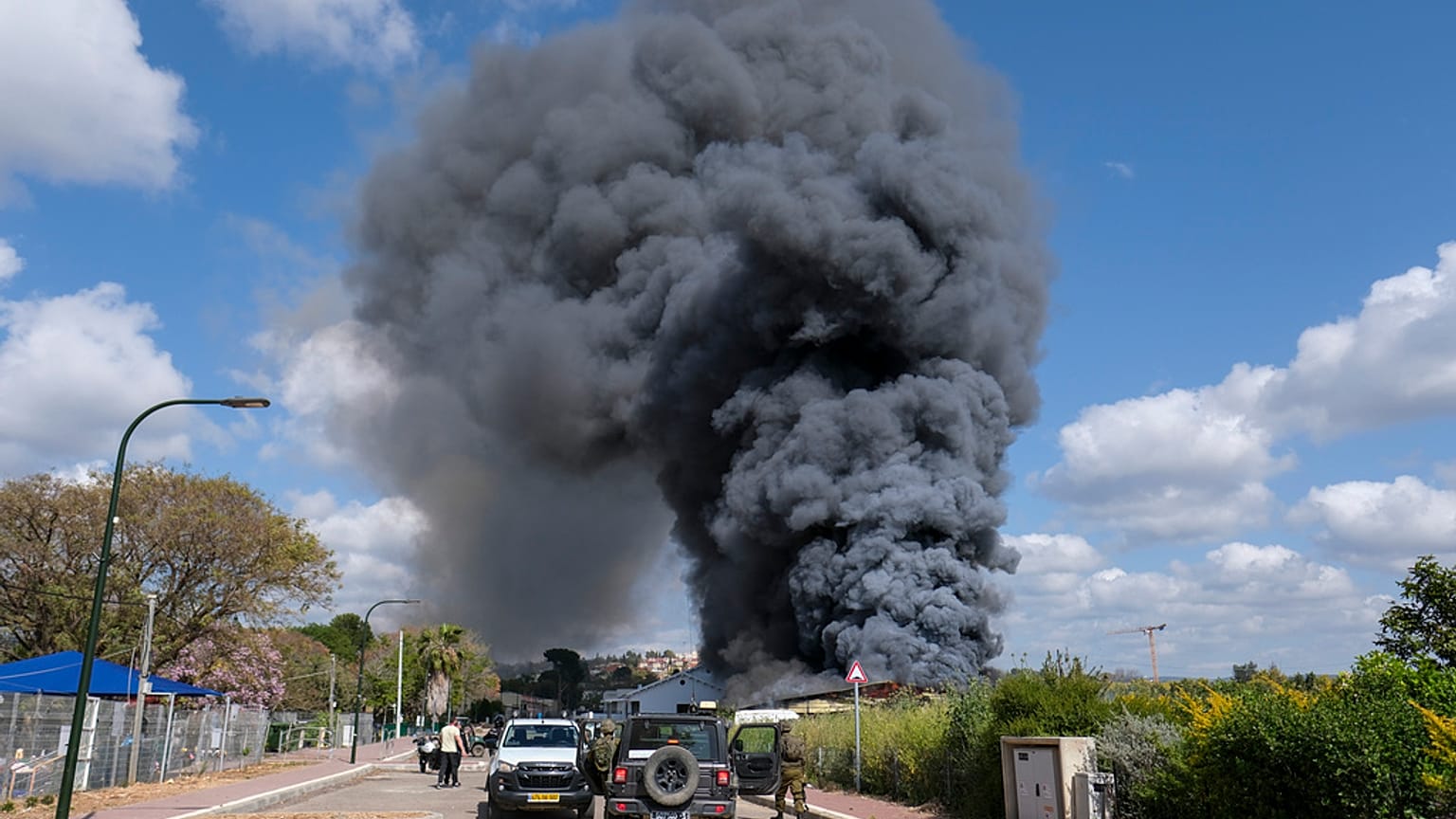 Il fumo causato da uno dei razzi lanciati dal Libano a Bezet, Israele