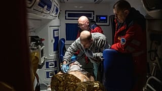 Los médicos del este de Ucrania rescataron este jueves a un residente herido en el patio de su casa tras un bombardeo en Bajmut. 